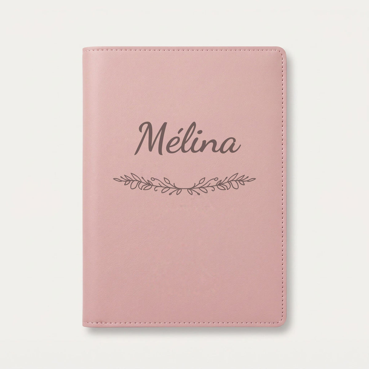 Protège carnet de santé personnalisé Mélina — Rose dragée — prénom « Mélina » gravé, ornement Guirlande