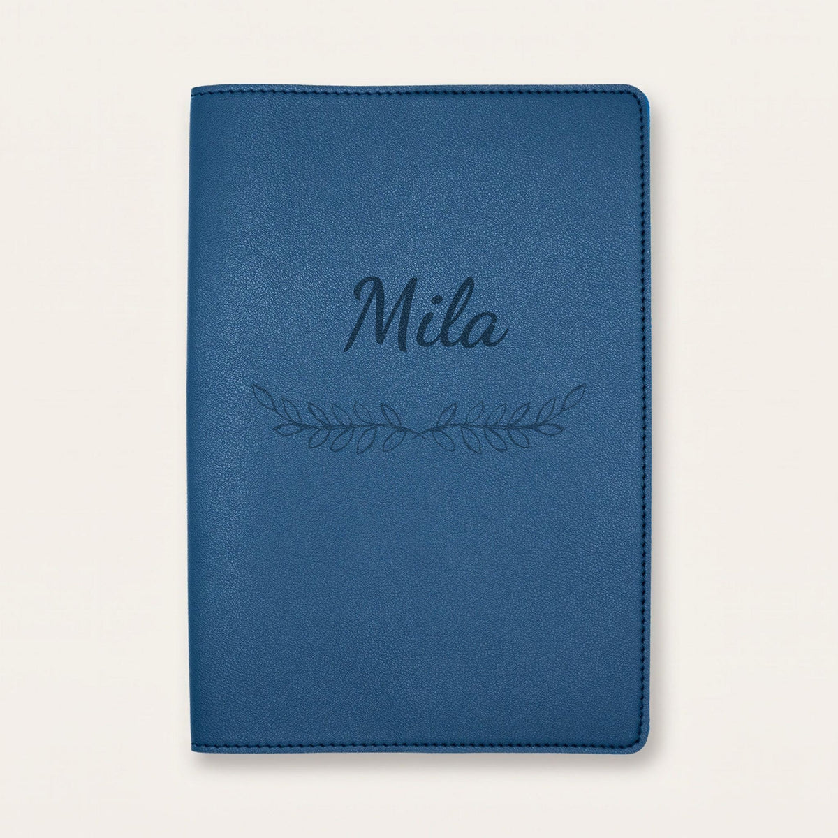 Protège carnet de santé personnalisé Mila — Bleu nuit — prénom « Mila » gravé, ornement Feuillage