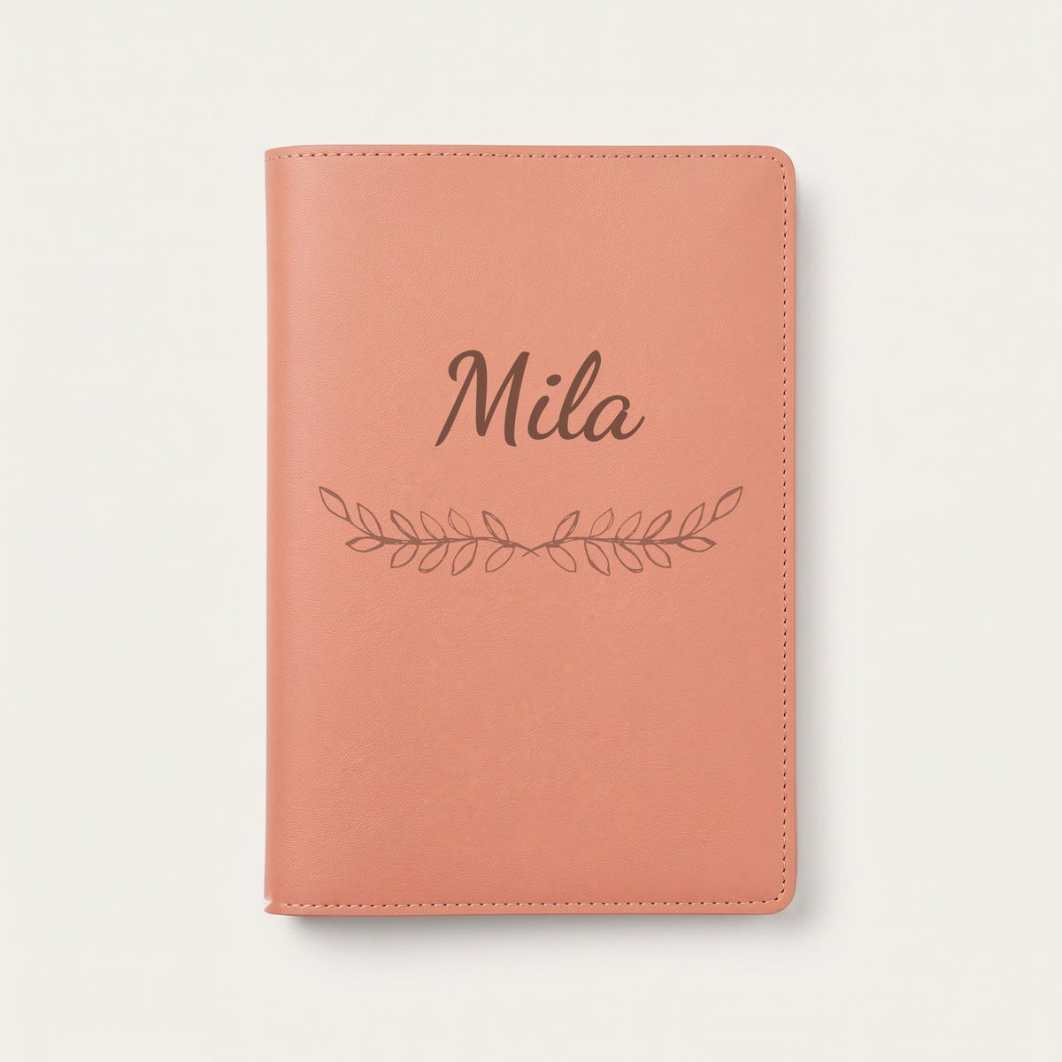 Protège carnet de santé personnalisé Mila — Terracotta — prénom « Mila » gravé, ornement Feuillage