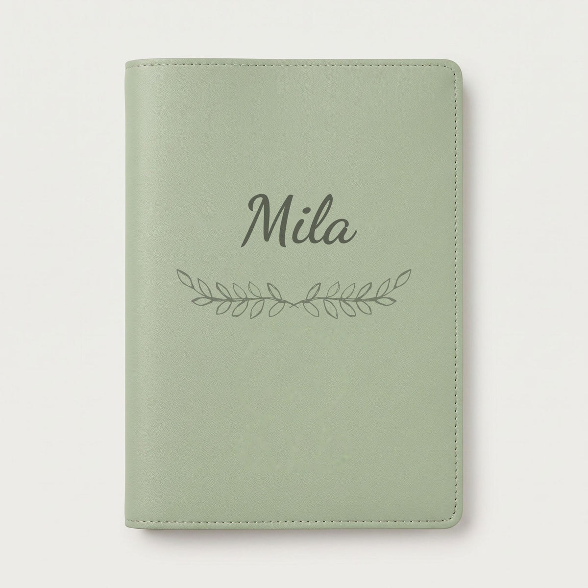 Protège carnet de santé personnalisé Mila — Vert sauge — prénom « Mila » gravé, ornement Feuillage