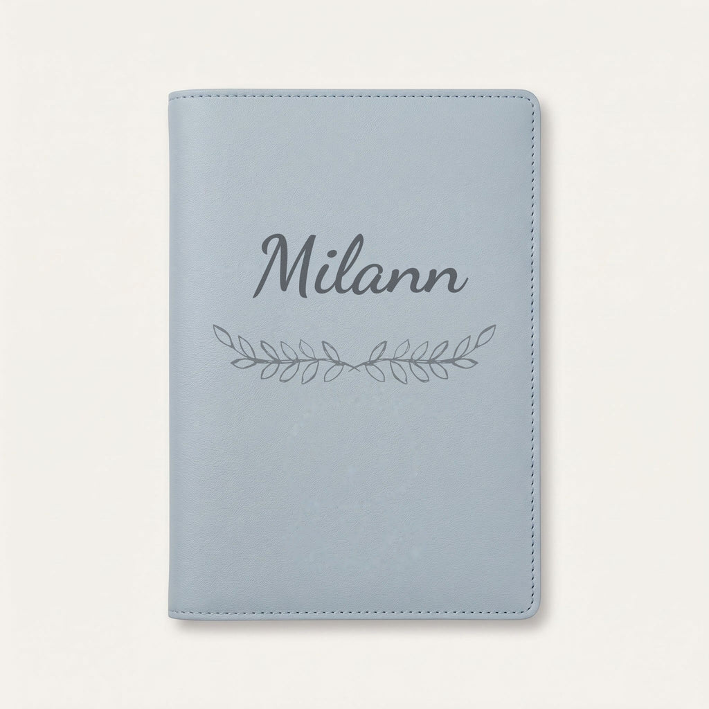 Protège carnet de santé personnalisé Milann — Bleu nuage — prénom « Milann » gravé, ornement Feuillage