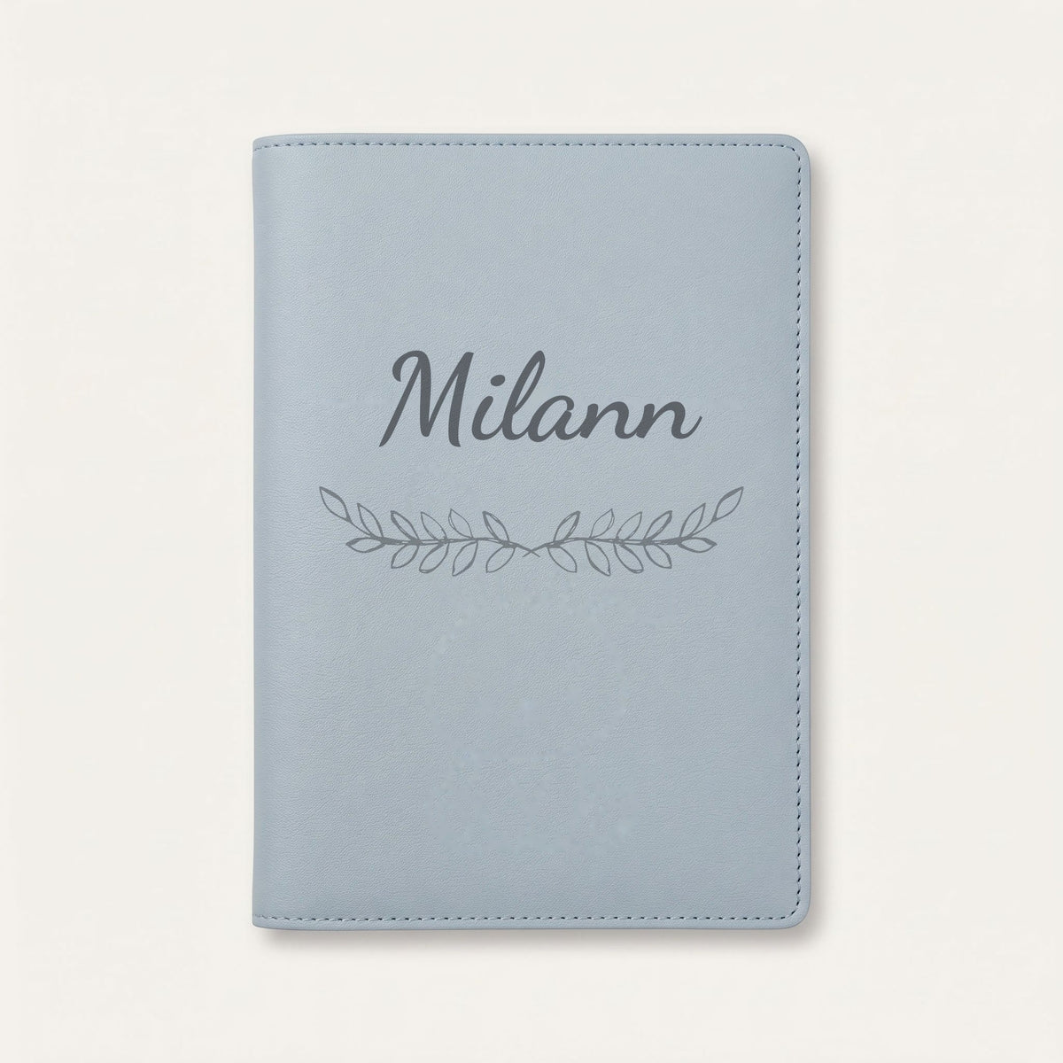 Protège carnet de santé personnalisé Milann — Bleu nuage — prénom « Milann » gravé, ornement Feuillage