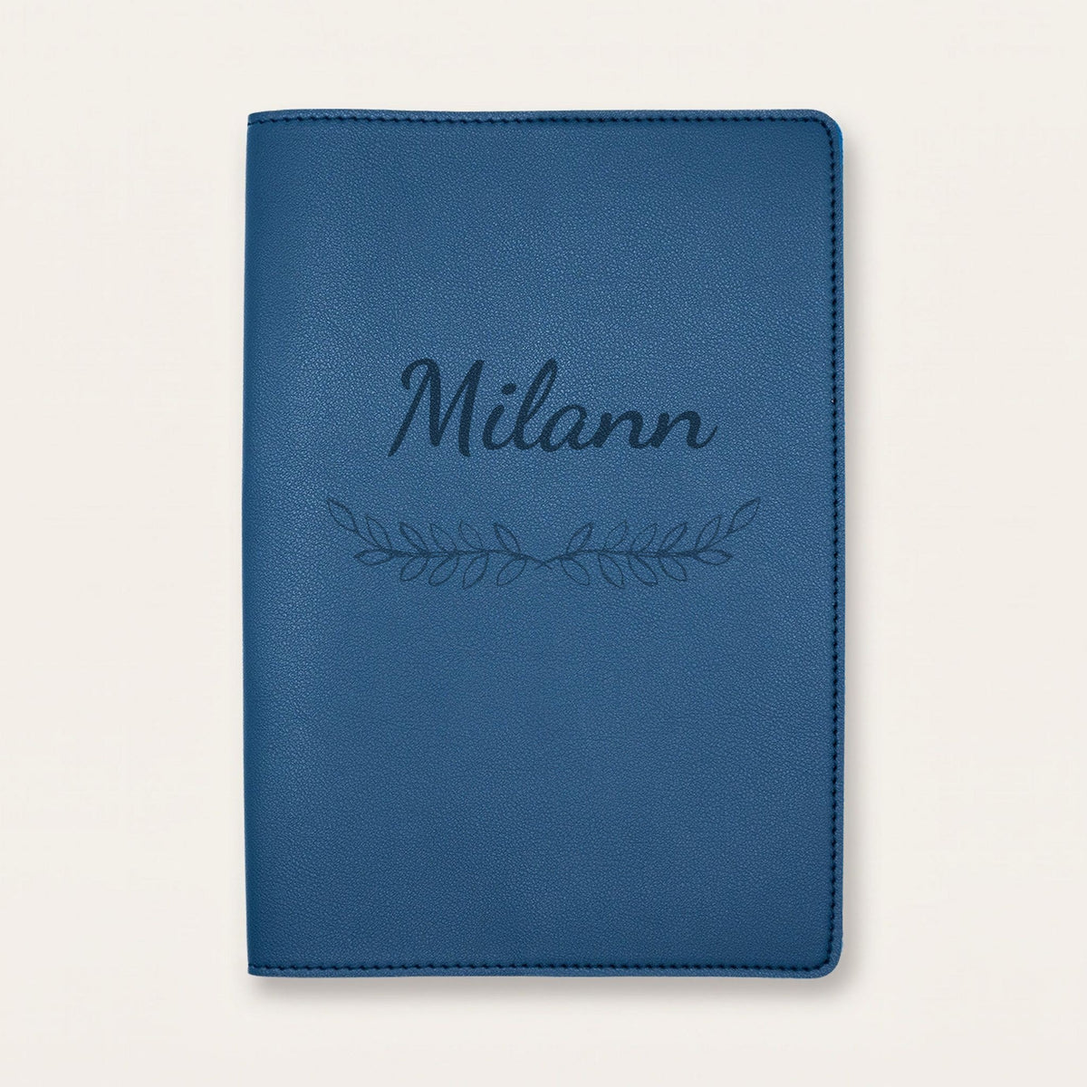 Protège carnet de santé personnalisé Milann — Bleu nuit — prénom « Milann » gravé, ornement Feuillage