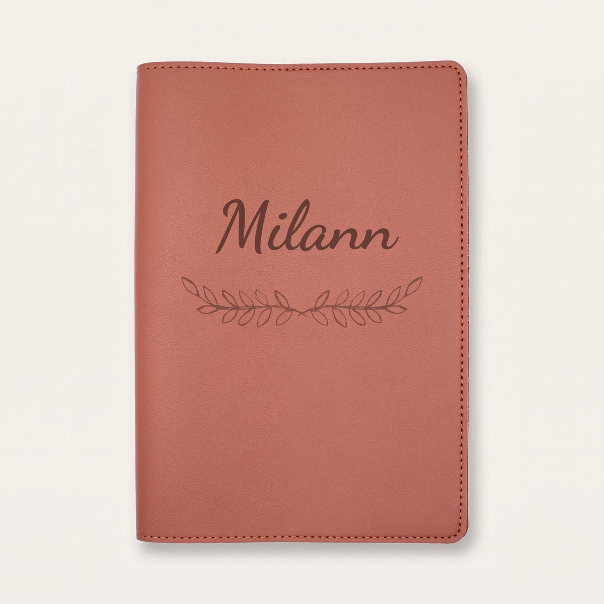 Protège carnet de santé personnalisé Milann — Chocolat — prénom « Milann » gravé, ornement Feuillage