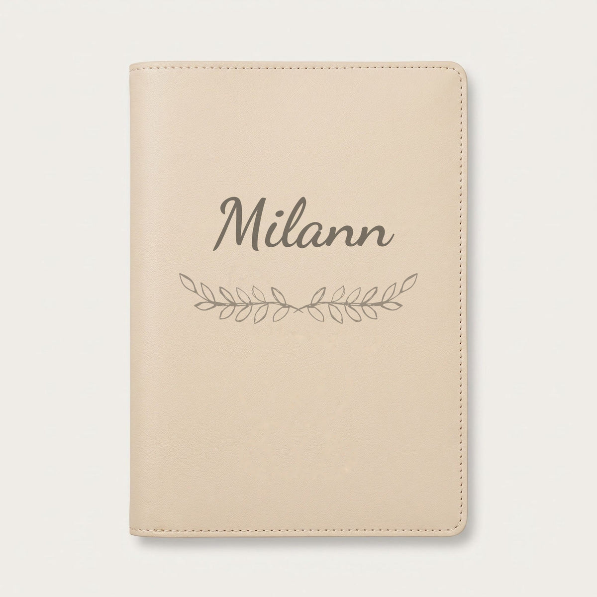 Protège carnet de santé personnalisé Milann — Crème vanille — prénom « Milann » gravé, ornement Feuillage