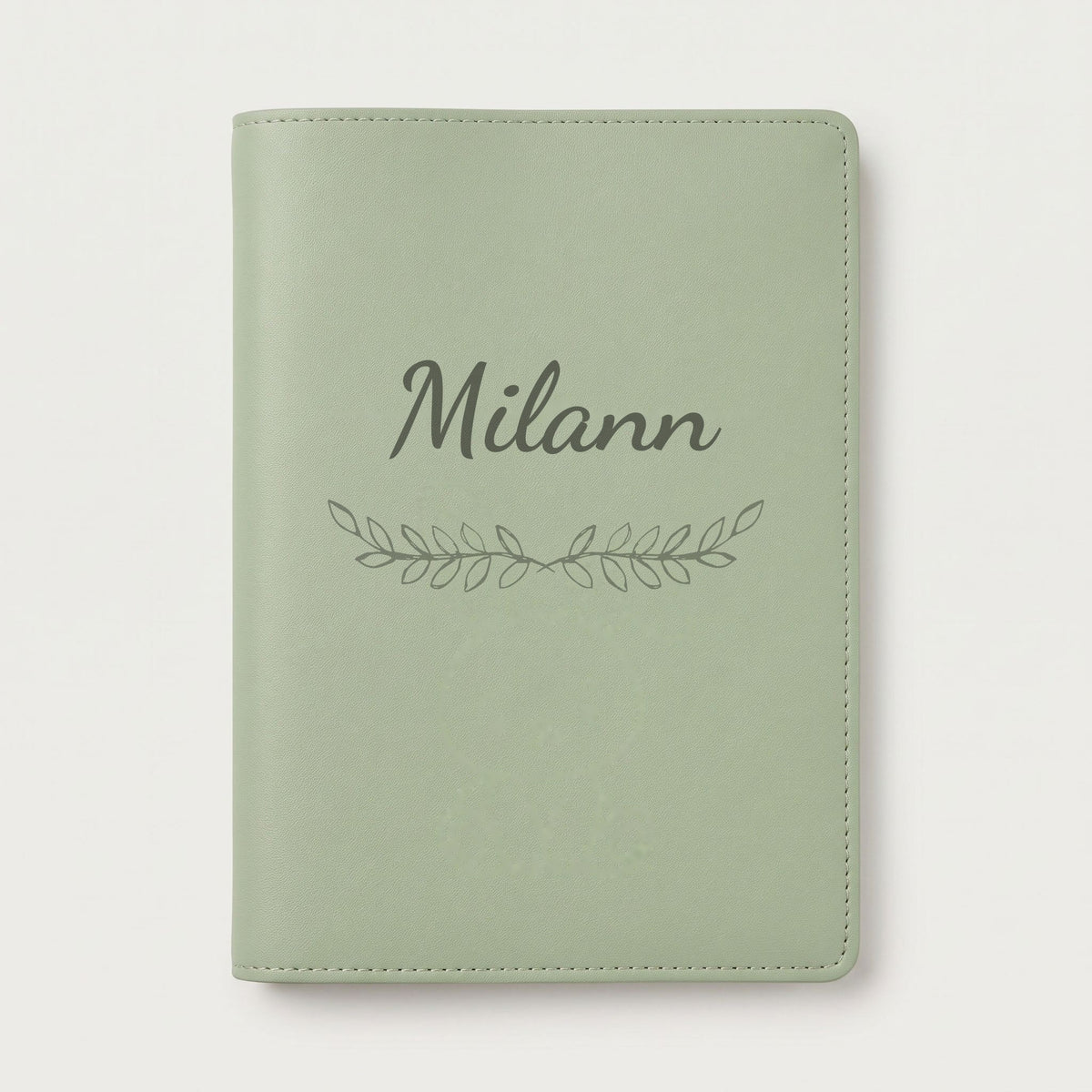Protège carnet de santé personnalisé Milann — Vert sauge — prénom « Milann » gravé, ornement Feuillage