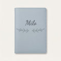 Protège carnet de santé personnalisé Milo — Bleu nuage — prénom « Milo » gravé, ornement Rameaux