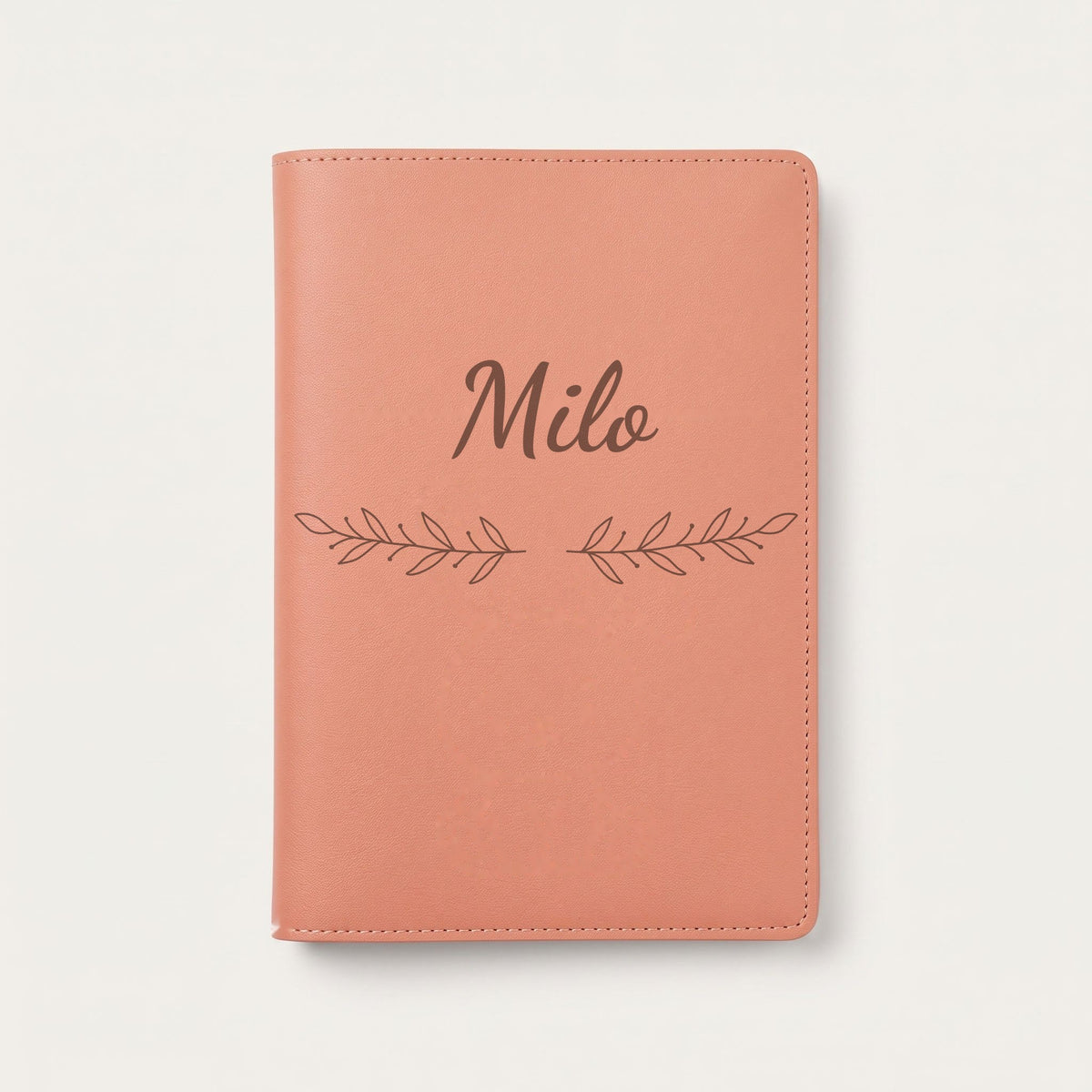 Protège carnet de santé personnalisé Milo — Terracotta — prénom « Milo » gravé, ornement Rameaux
