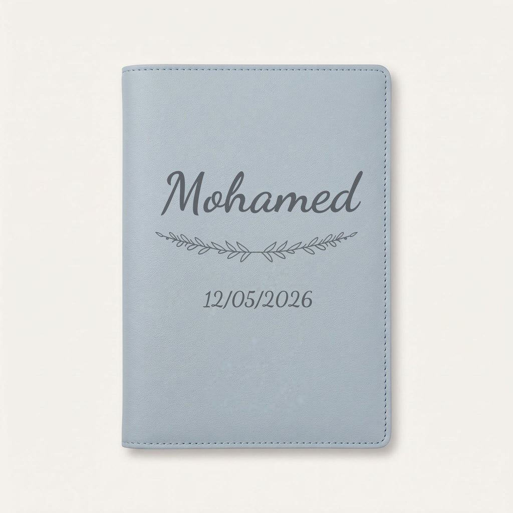 Protège carnet de santé personnalisé Mohamed — Bleu nuage — prénom « Mohamed », ornement Brindilles et date de naissance « 12/05/2026 » gravés