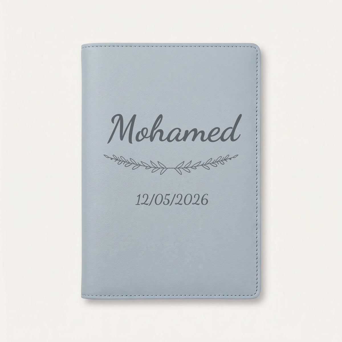 Protège carnet de santé personnalisé Mohamed — Bleu nuage — prénom « Mohamed », ornement Brindilles et date de naissance « 12/05/2026 » gravés