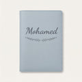 Protège carnet de santé personnalisé Mohamed — Bleu nuage — prénom « Mohamed » gravé, ornement Brindilles