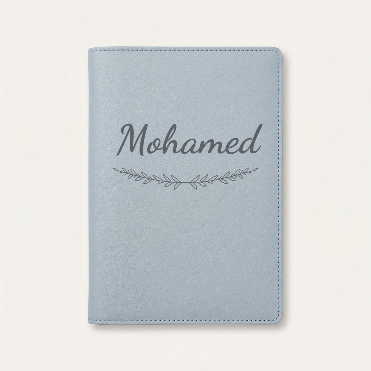 Protège carnet de santé personnalisé Mohamed — Bleu nuage — prénom « Mohamed » gravé, ornement Brindilles