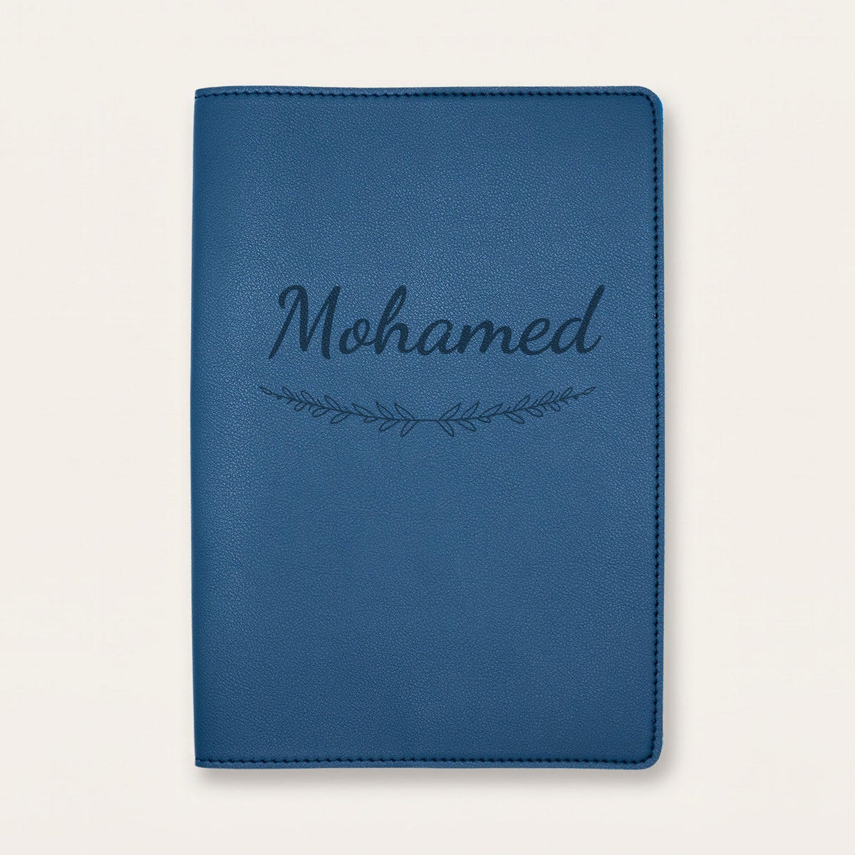 Protège carnet de santé personnalisé Mohamed — Bleu nuit — prénom « Mohamed » gravé, ornement Brindilles