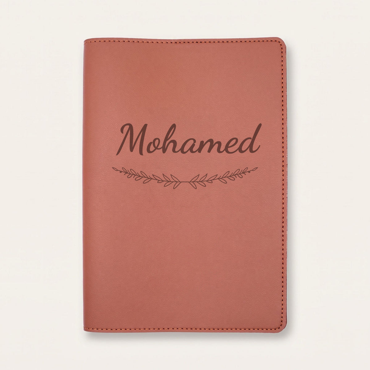 Protège carnet de santé personnalisé Mohamed — Chocolat — prénom « Mohamed » gravé, ornement Brindilles