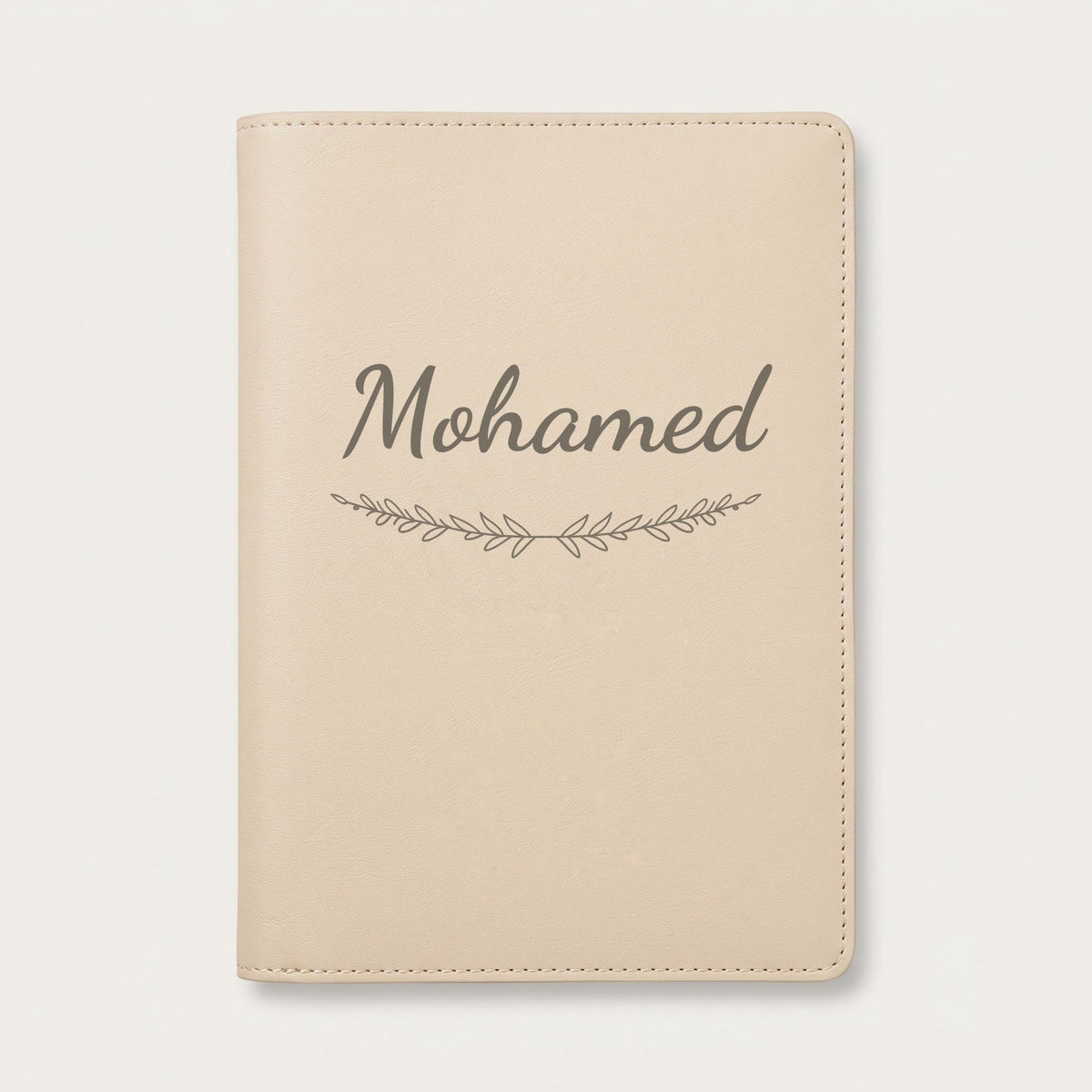 Protège carnet de santé personnalisé Mohamed — Crème vanille — prénom « Mohamed » gravé, ornement Brindilles