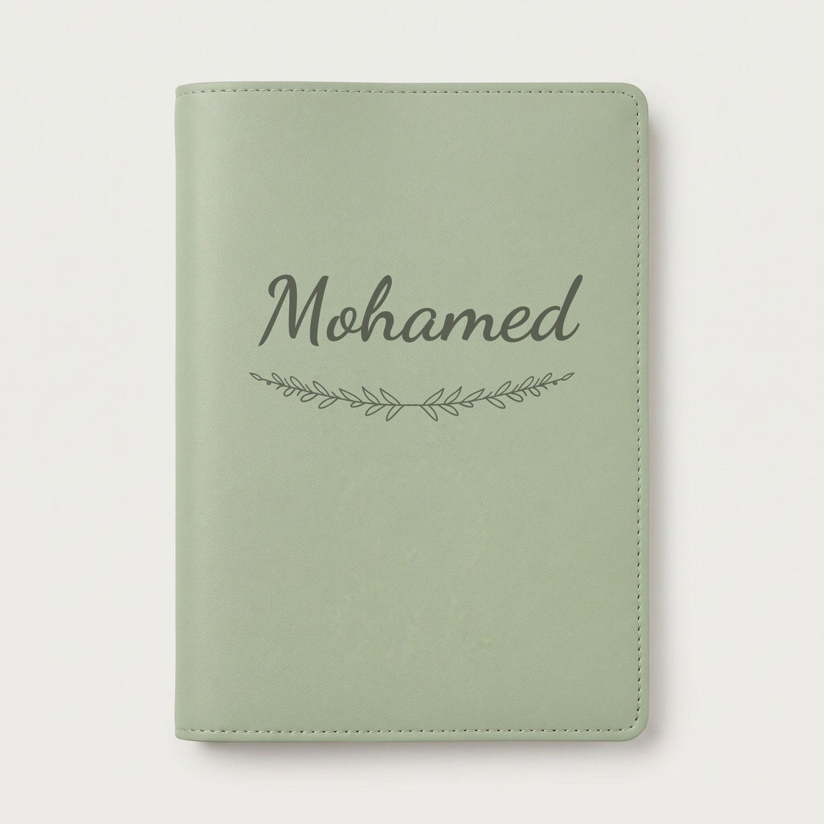 Protège carnet de santé personnalisé Mohamed — Vert sauge — prénom « Mohamed » gravé, ornement Brindilles
