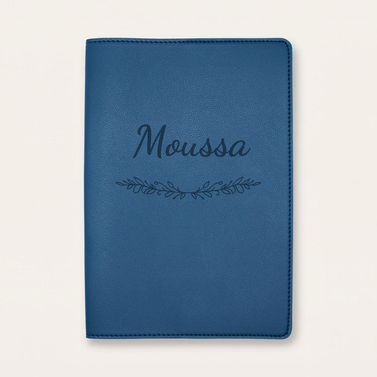 Protège carnet de santé personnalisé Moussa — Bleu nuit — prénom « Moussa » gravé, ornement Guirlande
