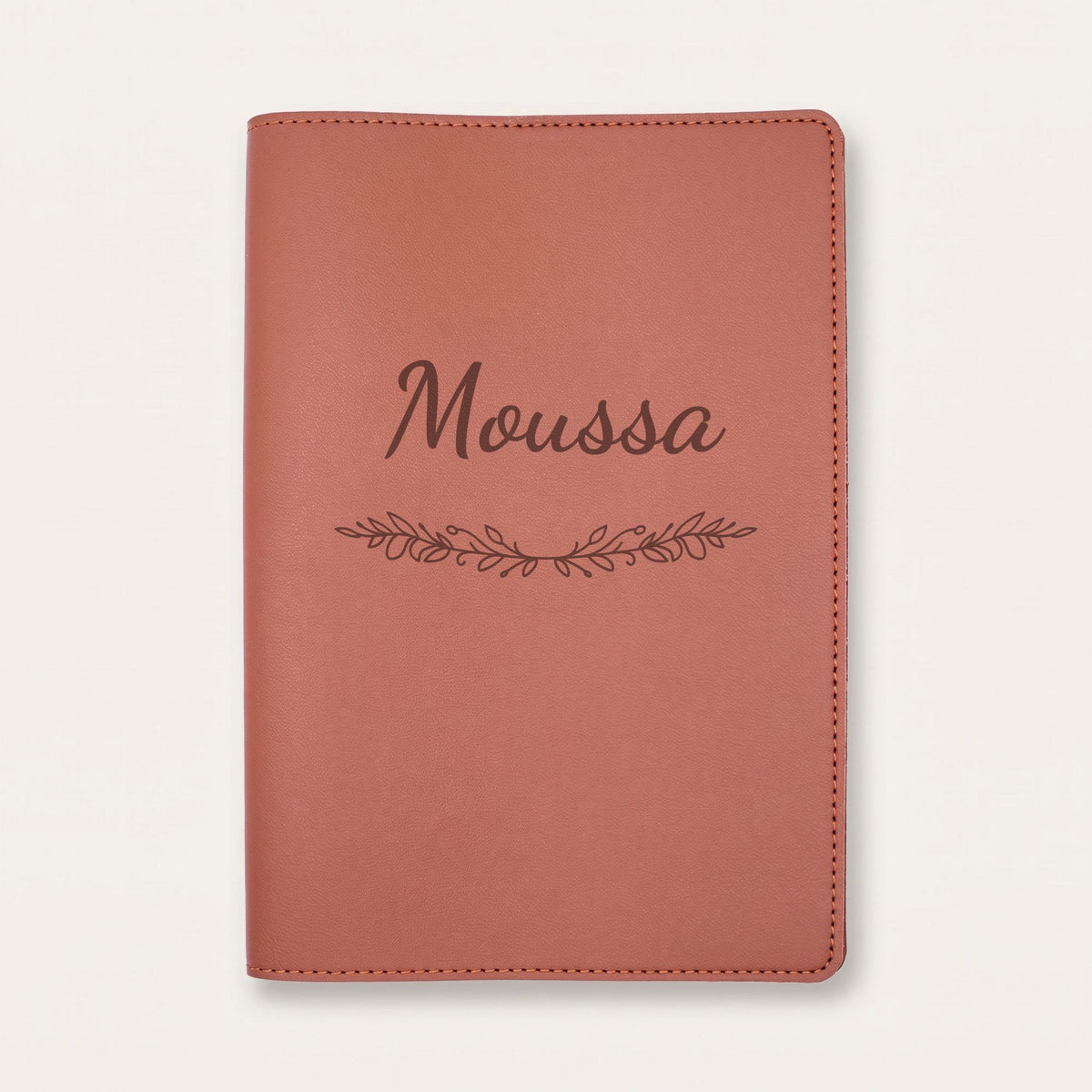 Protège carnet de santé personnalisé Moussa — Chocolat — prénom « Moussa » gravé, ornement Guirlande