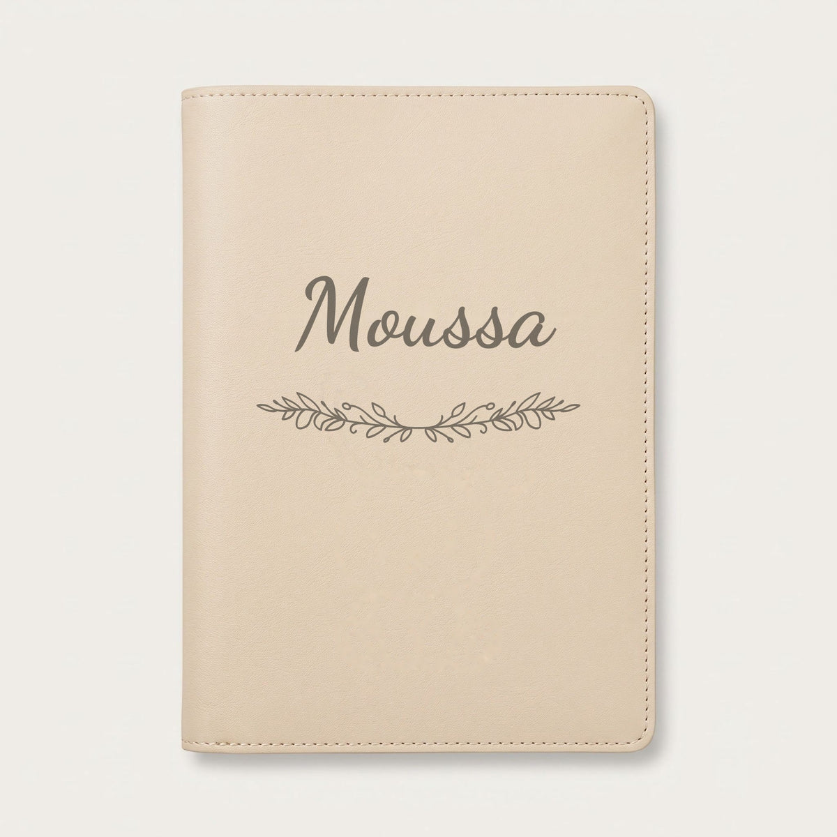 Protège carnet de santé personnalisé Moussa — Crème vanille — prénom « Moussa » gravé, ornement Guirlande