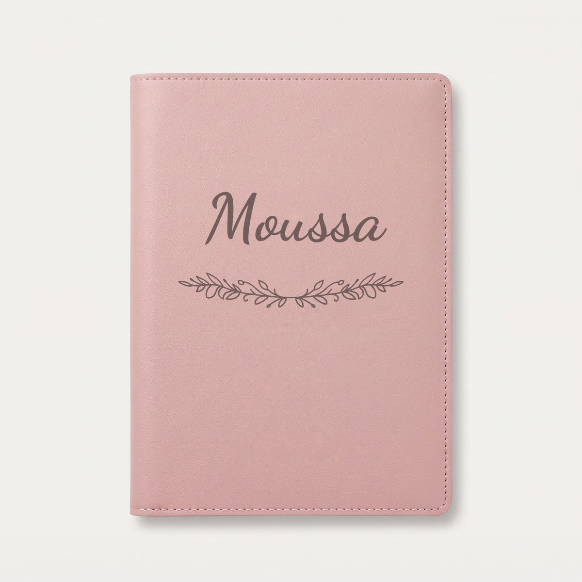 Protège carnet de santé personnalisé Moussa — Rose dragée — prénom « Moussa » gravé, ornement Guirlande