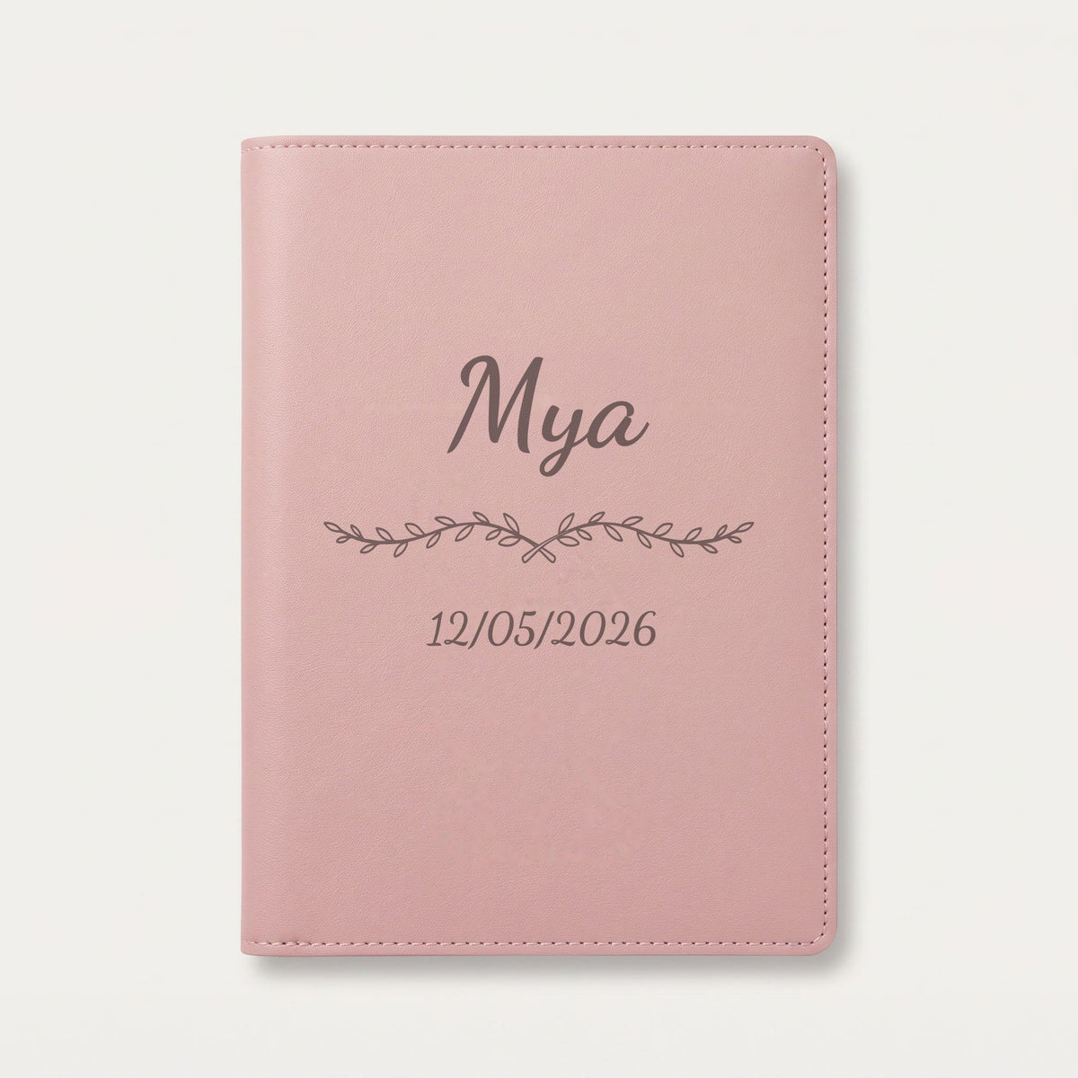 Protège carnet de santé personnalisé Mya — Rose dragée — prénom « Mya », ornement Liane et date de naissance « 12/05/2026 » gravés