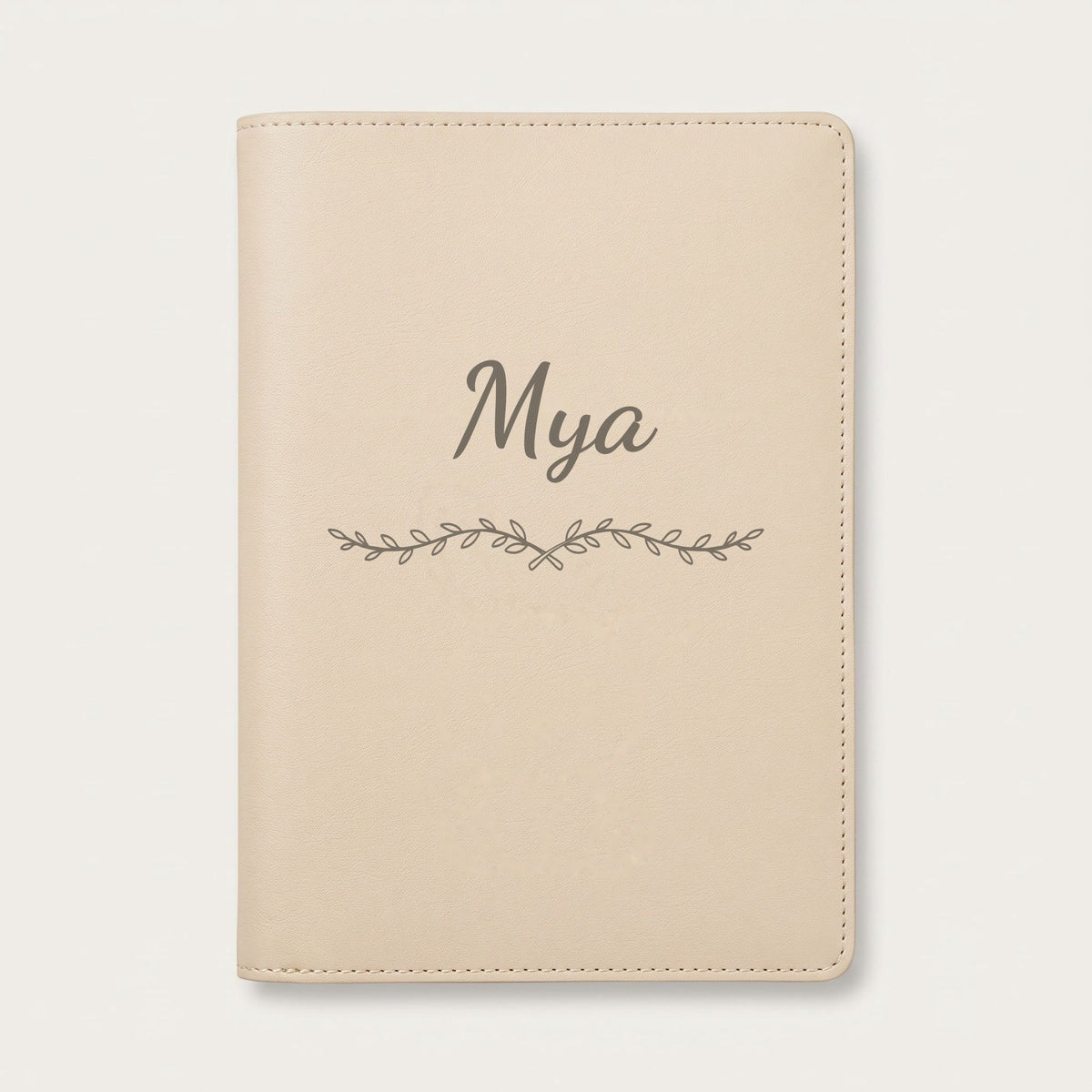 Protège carnet de santé personnalisé Mya — Crème vanille — prénom « Mya » gravé, ornement Liane