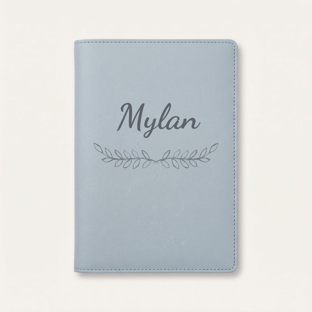 Protège carnet de santé personnalisé Mylan — Bleu nuage — prénom « Mylan » gravé, ornement Feuillage