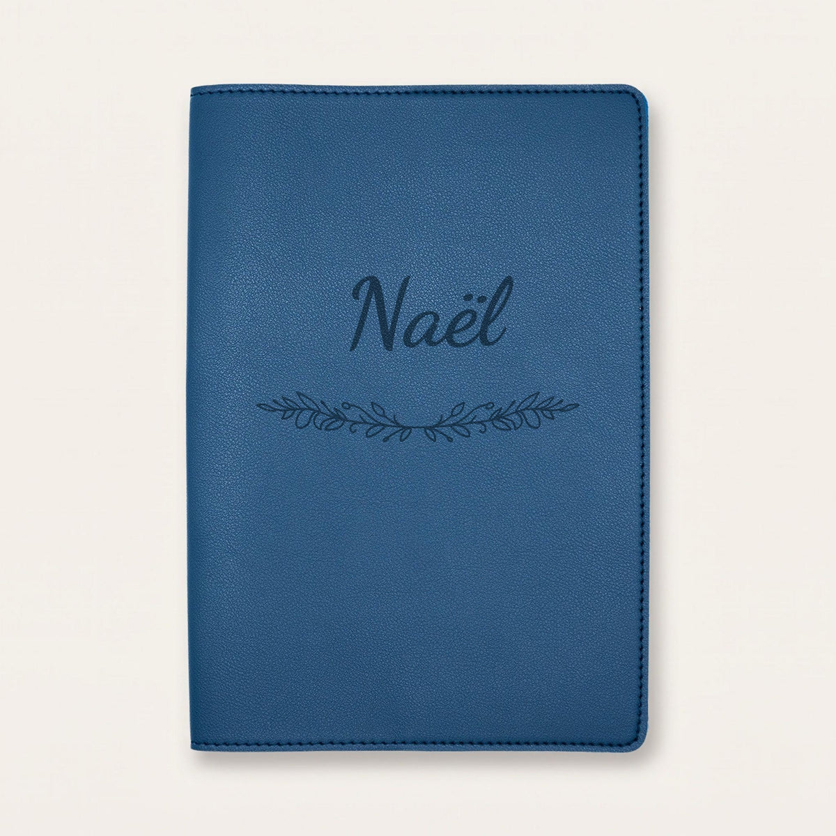 Protège carnet de santé personnalisé Naël — Bleu nuit — prénom « Naël » gravé, ornement Guirlande