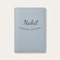Protège carnet de santé personnalisé Nahil — Bleu nuage — prénom « Nahil » gravé, ornement Brindilles
