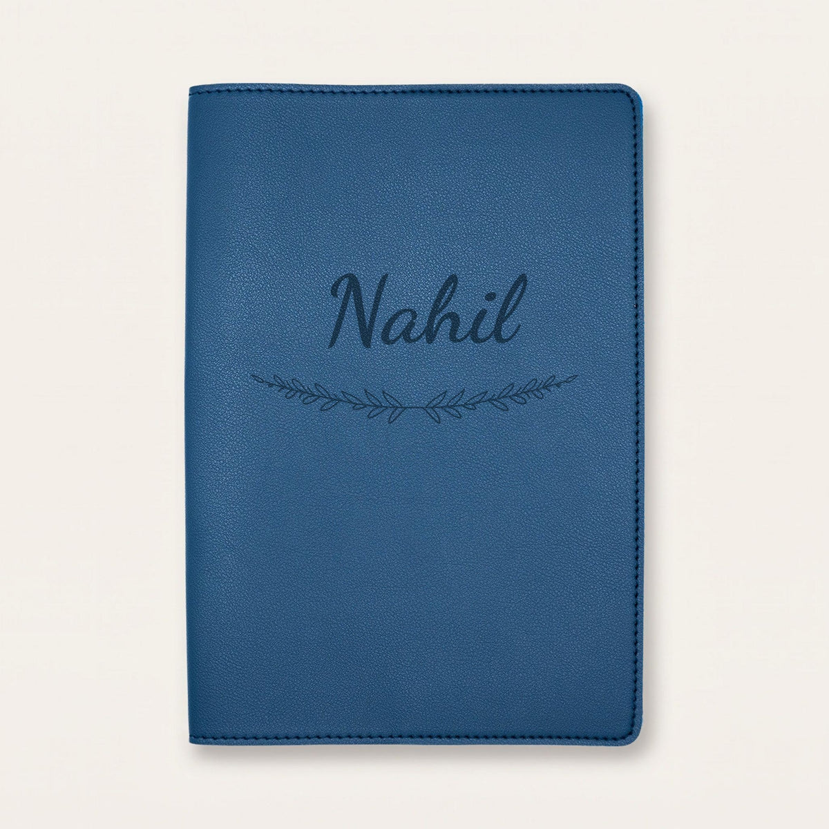 Protège carnet de santé personnalisé Nahil — Bleu nuit — prénom « Nahil » gravé, ornement Brindilles