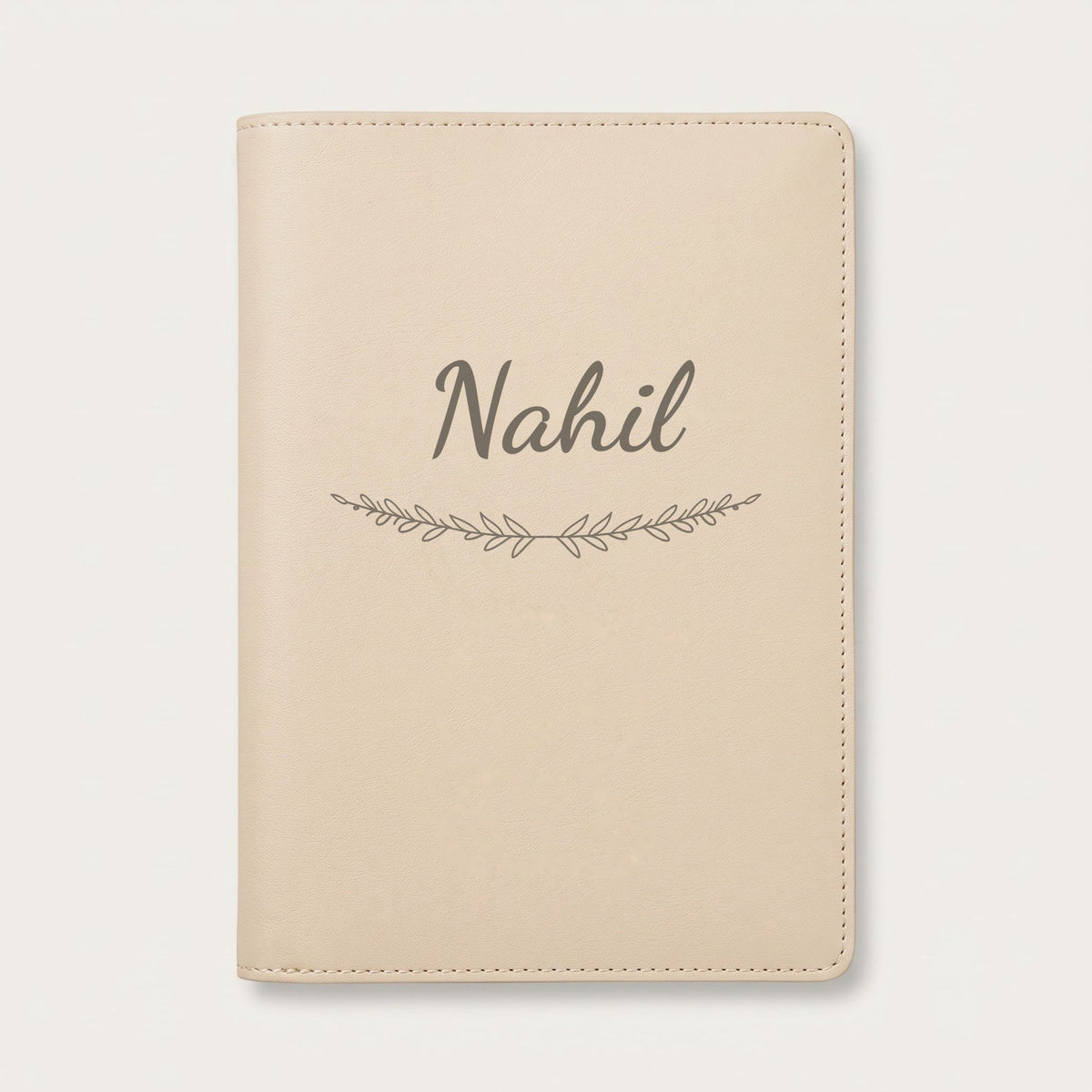 Protège carnet de santé personnalisé Nahil — Crème vanille — prénom « Nahil » gravé, ornement Brindilles