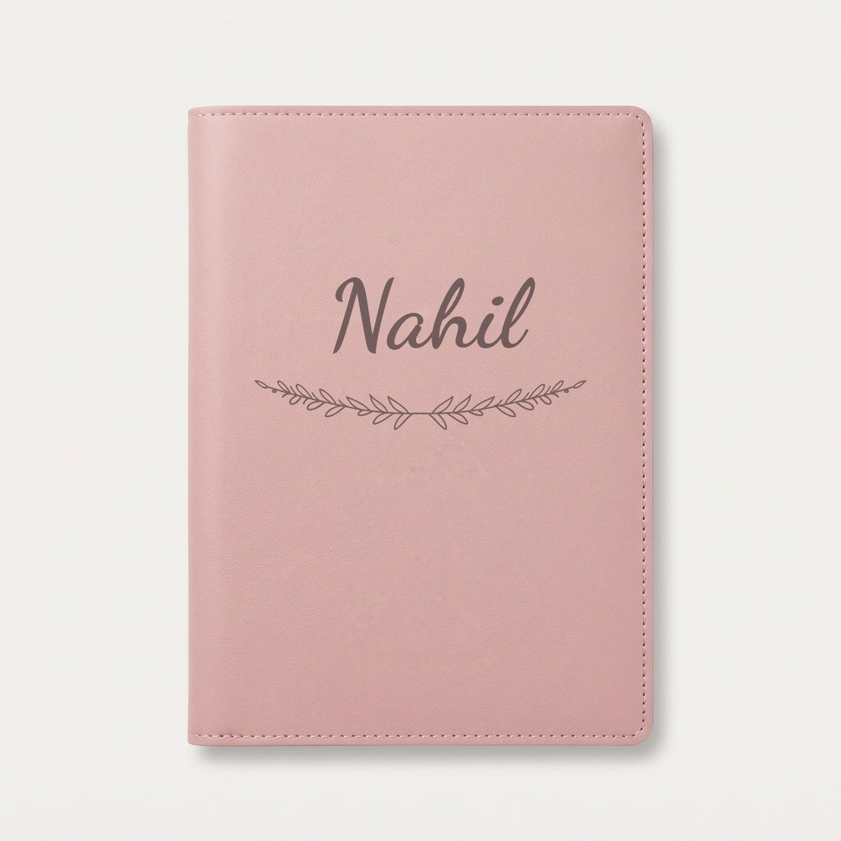 Protège carnet de santé personnalisé Nahil — Rose dragée — prénom « Nahil » gravé, ornement Brindilles