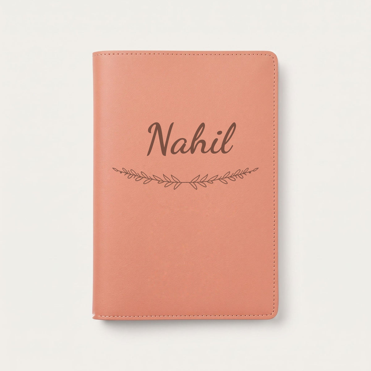 Protège carnet de santé personnalisé Nahil — Terracotta — prénom « Nahil » gravé, ornement Brindilles