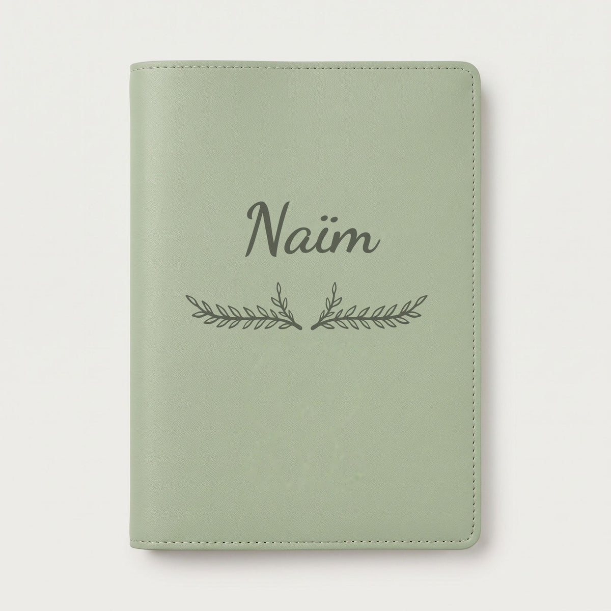 Protège carnet de santé personnalisé Naïm — Vert sauge — prénom « Naïm » gravé, ornement Bouquet