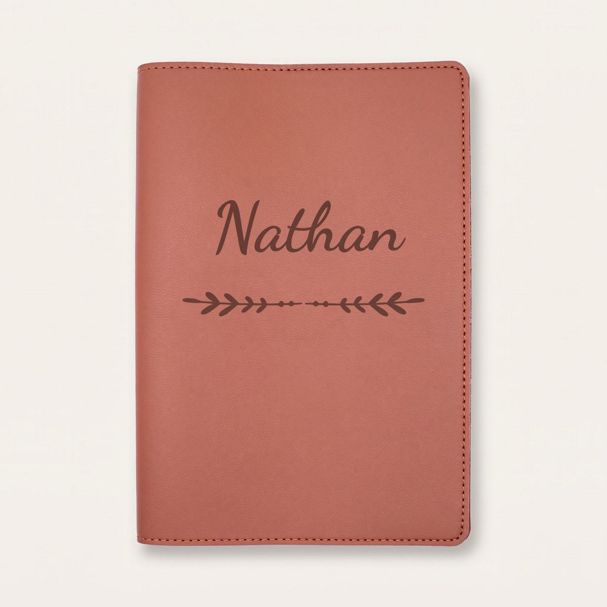 Protège carnet de santé personnalisé Nathan — Chocolat — prénom « Nathan » gravé, ornement Flèche