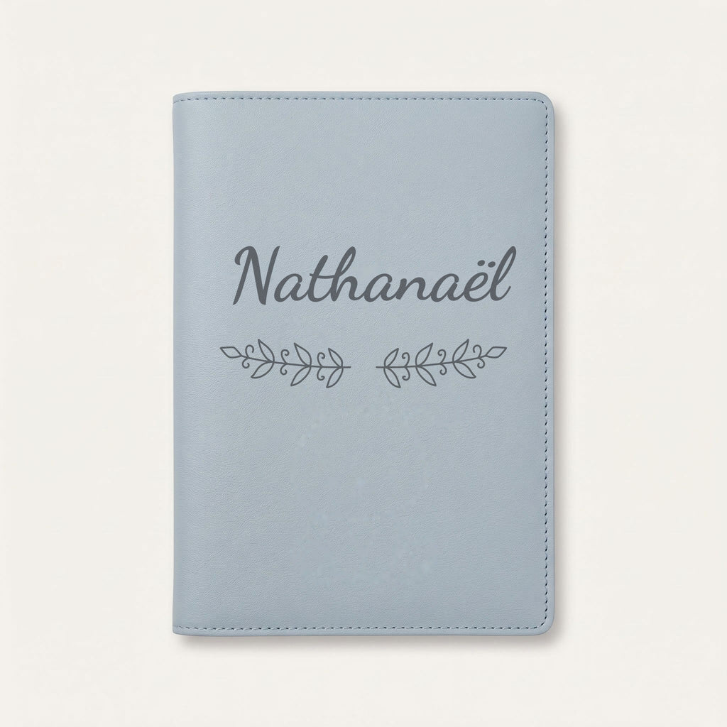 Protège carnet de santé personnalisé Nathanaël — Bleu nuage — prénom « Nathanaël » gravé, ornement Volutes