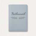 Protège carnet de santé personnalisé Nathanaël — Bleu nuage — prénom « Nathanaël » gravé, ornement Volutes