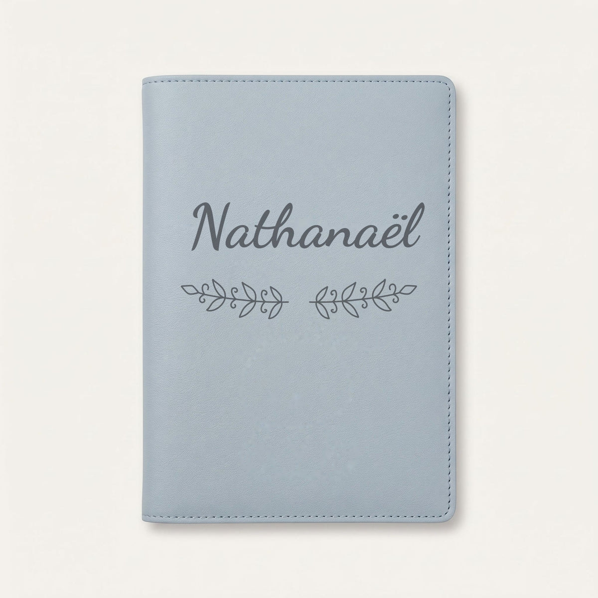 Protège carnet de santé personnalisé Nathanaël — Bleu nuage — prénom « Nathanaël » gravé, ornement Volutes
