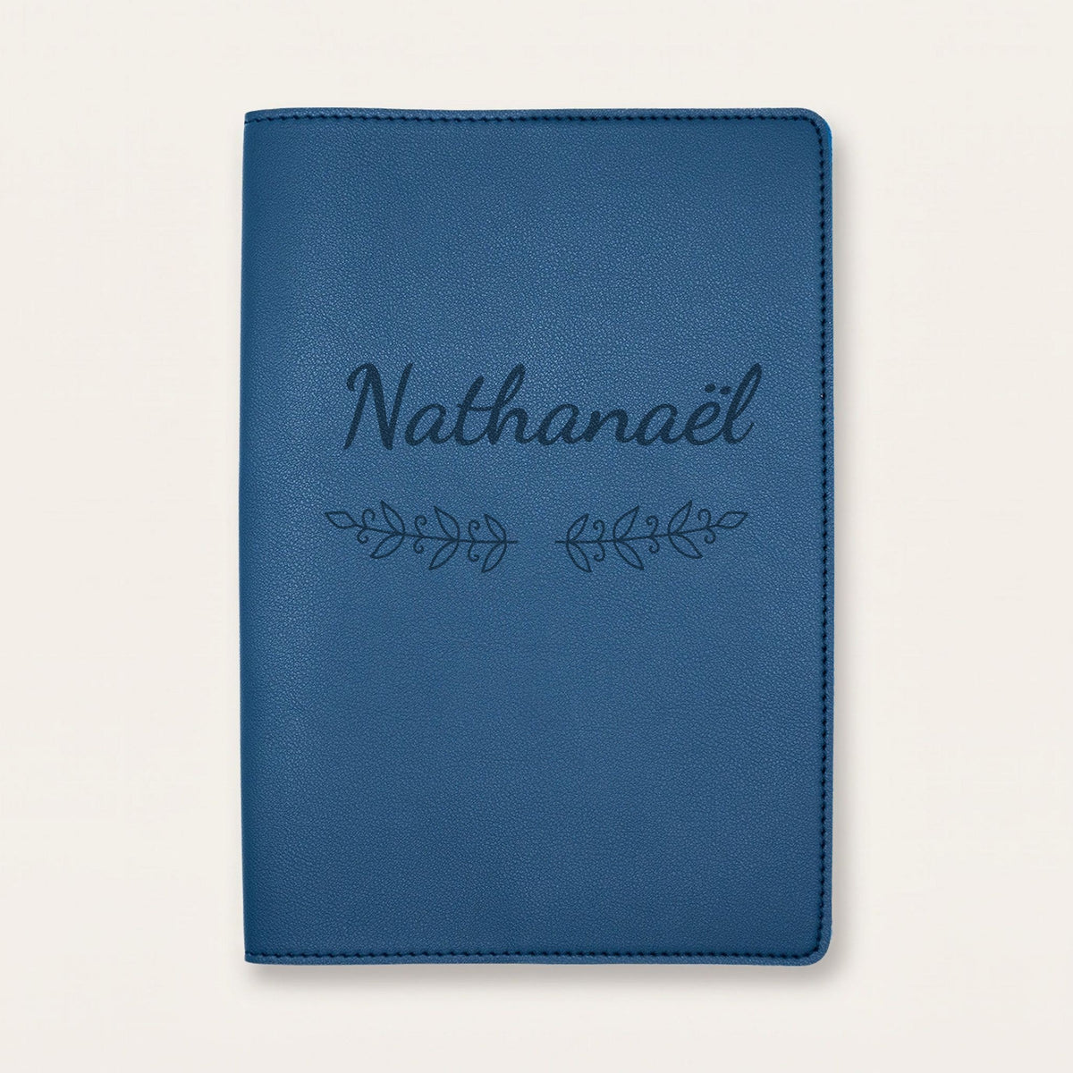 Protège carnet de santé personnalisé Nathanaël — Bleu nuit — prénom « Nathanaël » gravé, ornement Volutes