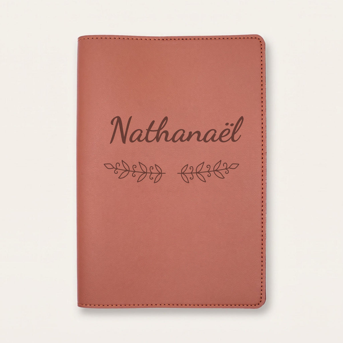 Protège carnet de santé personnalisé Nathanaël — Chocolat — prénom « Nathanaël » gravé, ornement Volutes