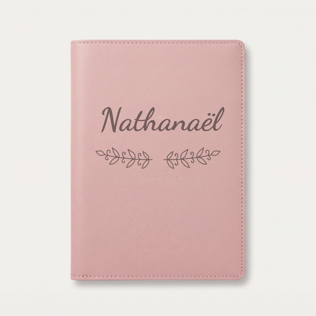 Protège carnet de santé personnalisé Nathanaël — Rose dragée — prénom « Nathanaël » gravé, ornement Volutes