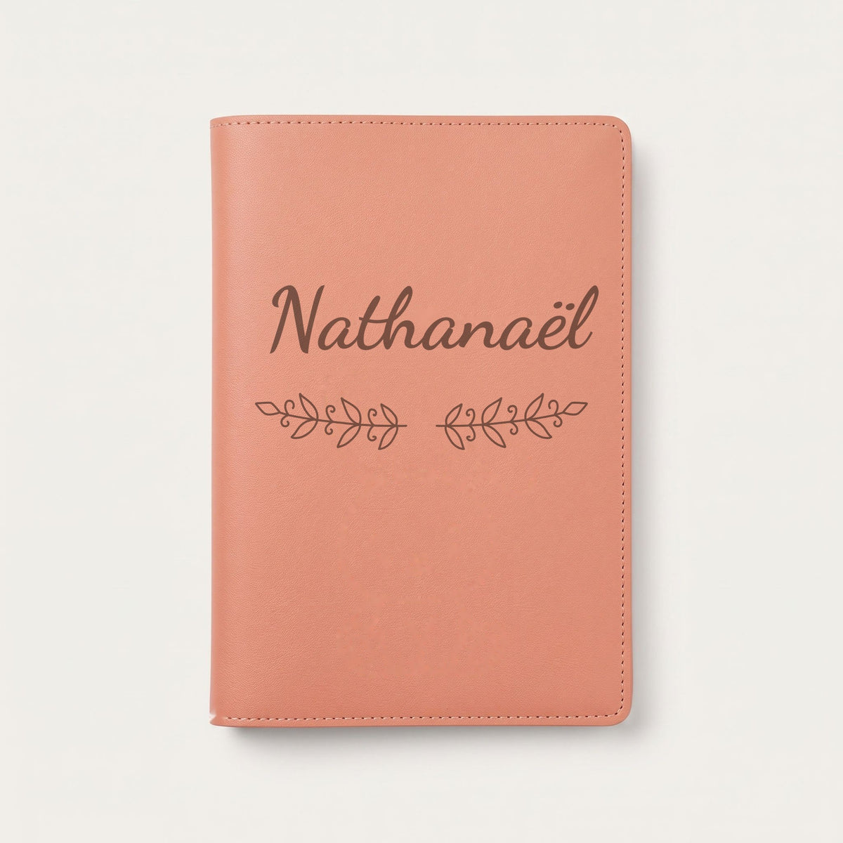 Protège carnet de santé personnalisé Nathanaël — Terracotta — prénom « Nathanaël » gravé, ornement Volutes