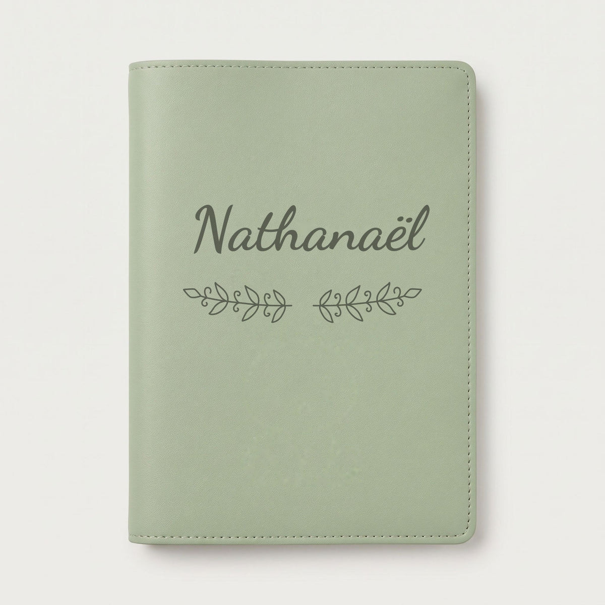 Protège carnet de santé personnalisé Nathanaël — Vert sauge — prénom « Nathanaël » gravé, ornement Volutes