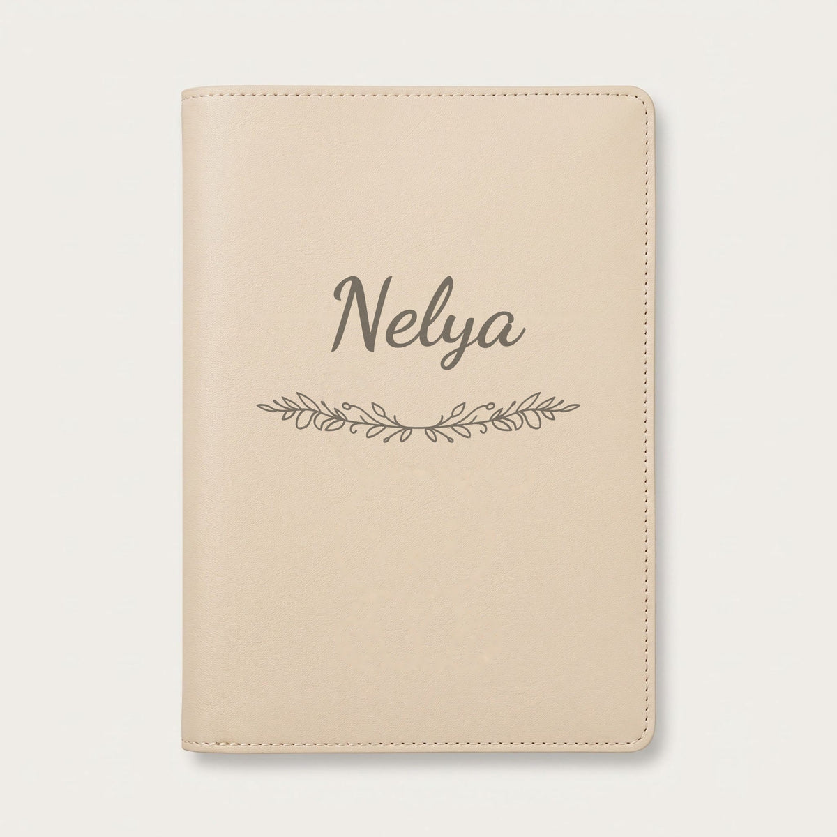 Protège carnet de santé personnalisé Nelya — Crème vanille — prénom « Nelya » gravé, ornement Guirlande