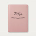 Protège carnet de santé personnalisé Nelya — Rose dragée — prénom « Nelya » gravé, ornement Guirlande