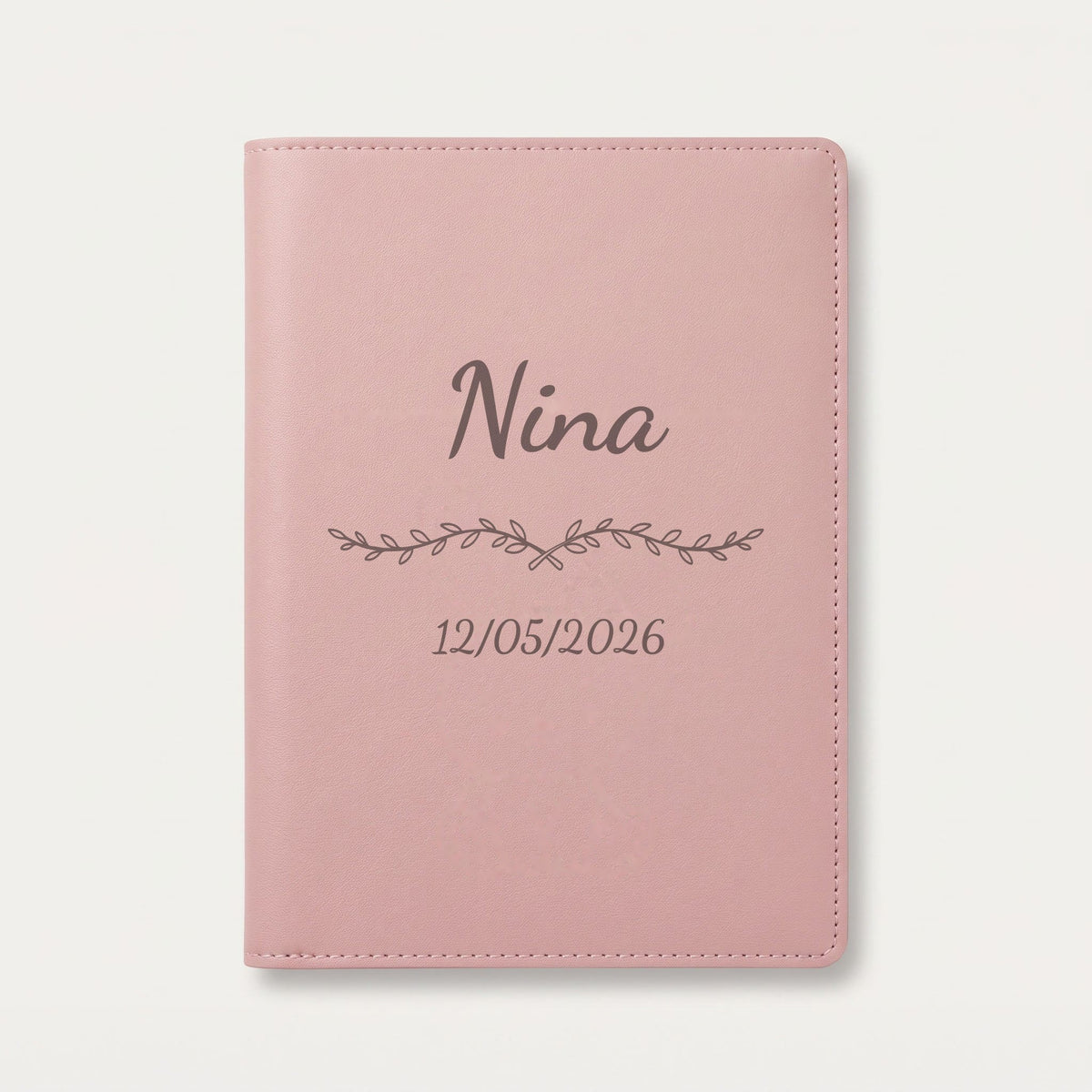 Protège carnet de santé personnalisé Nina — Rose dragée — prénom « Nina », ornement Liane et date de naissance « 12/05/2026 » gravés