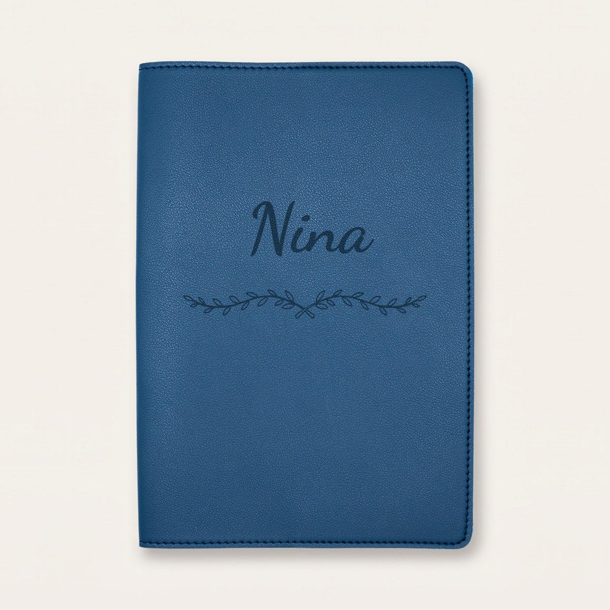 Protège carnet de santé personnalisé Nina — Bleu nuit — prénom « Nina » gravé, ornement Liane
