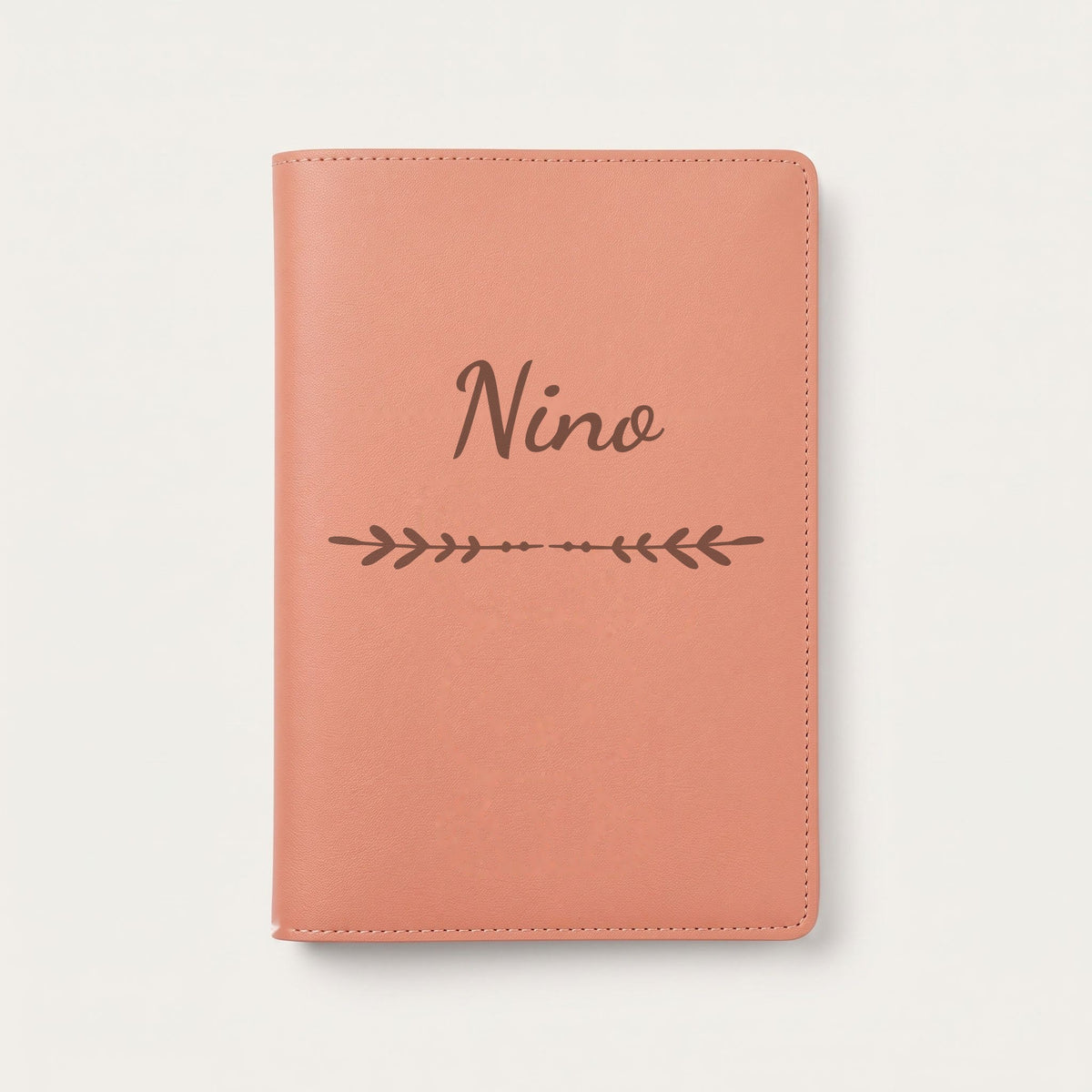 Protège carnet de santé personnalisé Nino — Terracotta — prénom « Nino » gravé, ornement Flèche