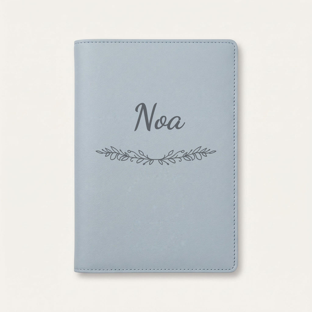 Protège carnet de santé personnalisé Noa — Bleu nuage — prénom « Noa » gravé, ornement Guirlande