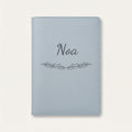 Protège carnet de santé personnalisé Noa — Bleu nuage — prénom « Noa » gravé, ornement Guirlande